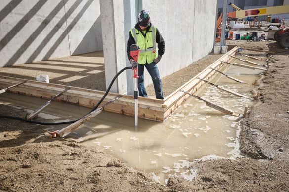 Насос для перекачки воды аккумуляторный MILWAUKEE, M18 BLSWP-801 (зарядное устройство M12-18 FC. 1 аккумулятор M18 FB8 8Ач)