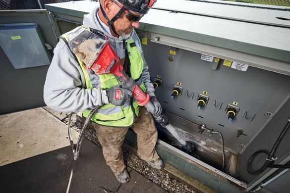 Насос для перекачки воды аккумуляторный MILWAUKEE, M18 BLSWP-801 (зарядное устройство M12-18 FC. 1 аккумулятор M18 FB8 8Ач)