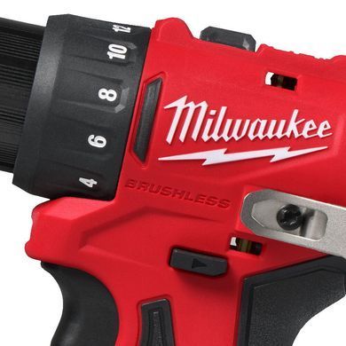 Дрель-шуруповерт аккумуляторный MILWAUKEE M12 BLDDRC-402C, 40Нм (зарядное устройство С12, 2 аккумулятора М12 В4 4Ач, клипса для ремня, кейс)