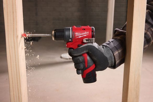 Дрель-шуруповерт аккумуляторный MILWAUKEE M12 BLDDRC-402C, 40Нм (зарядное устройство С12, 2 аккумулятора М12 В4 4Ач, клипса для ремня, кейс)