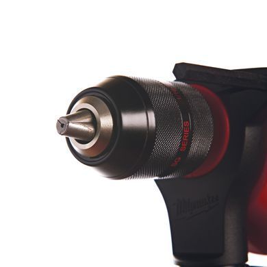 Дриль з ударом MILWAUKEE, PD-705, 705Вт (15Нм) (бічна рукоять, обмежувач глибини, картонне пакування)