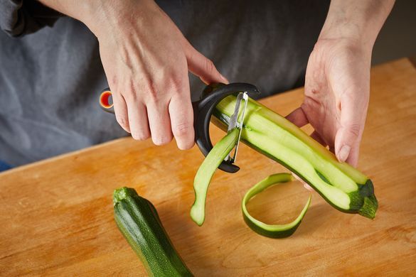 Овочечистка горизонтальна Fiskars Functional Form, з рухомим лезом, 23см, нержавіюча сталь, пластик, чорний