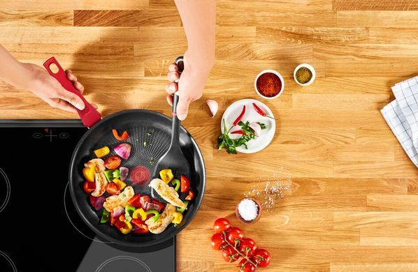 Сковорода Tefal Daily Chef, 28см, покрытие Titanium, алюм., индукция, Thermo-Spot, красный