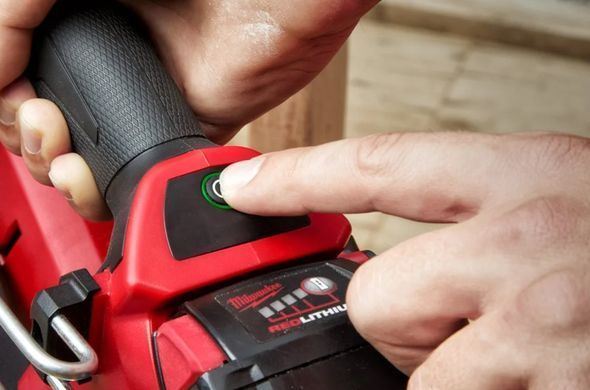 Пистолет гвоздозабивной бесщеточный аккумуляторный MILWAUKEE M18 FUEL FFNS-502C (зарядное устройство M12-M18 FC, 2 аккумулятора M18 B5 5Ач, кейс)