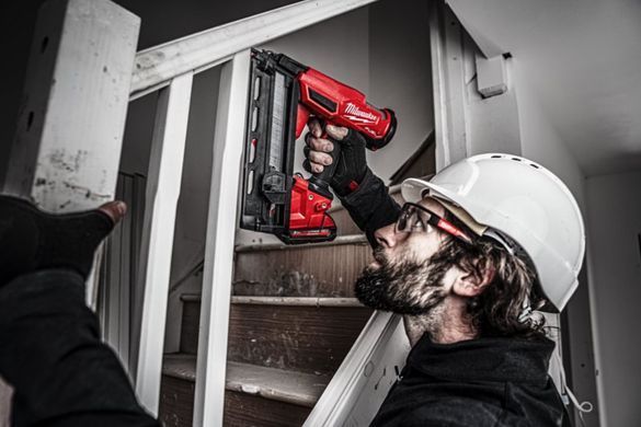 Пістолет цвяхозабивний акумуляторний безщітковий MILWAUKEE, M18 FN16GA-202X (зарядний пристрій M12-18 FC, 2 акумулятори М18 В2 2