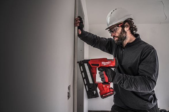 Пістолет цвяхозабивний акумуляторний безщітковий MILWAUKEE, M18 FN16GA-202X (зарядний пристрій M12-18 FC, 2 акумулятори М18 В2 2
