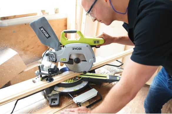 Пилка торцювальна Ryobi EMS216L, 1500Вт, з протяжкою, 216мм, лазер, 13кг