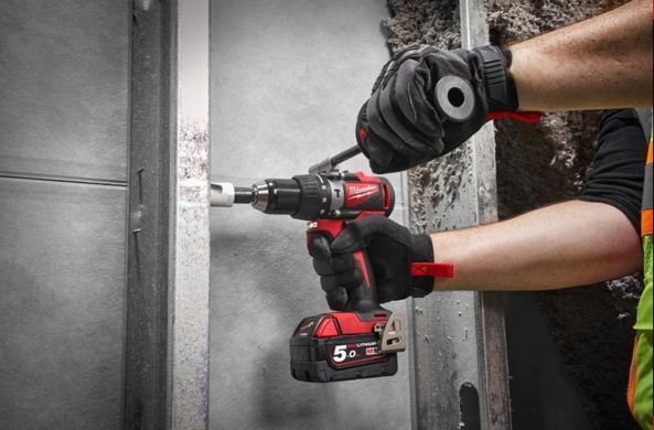 Дрель-шуруповерт с ударом аккумуляторная бесщеточная MILWAUKEE, M18 BLPD2-502X (зарядное устройство М12-18 FС, 2 аккумулятора М18 В5 5Ач, боковая рукоять, клипса для ремня, HDкейс)