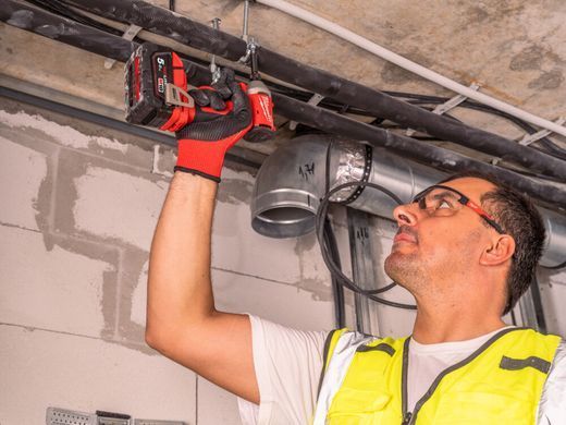 Шуруповерт ударний акумуляторний безщітковий MILWAUKEE M18 BLIDRCMC-402C (190Нм) (+ заряд.пристрій, 2 акум., HD кейс) + жилетка