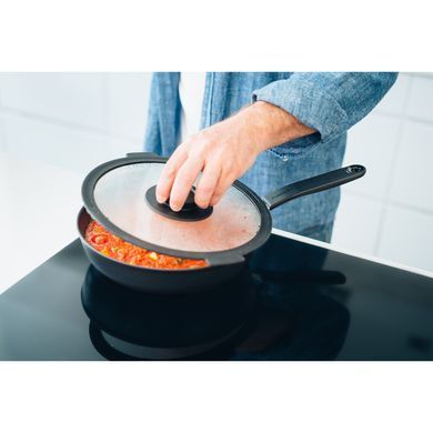 Сотейник Fiskars Functional Form, 26см, 3.2л, покрытие Hardtec Superior, алюм., индукция, с крышкой, черный